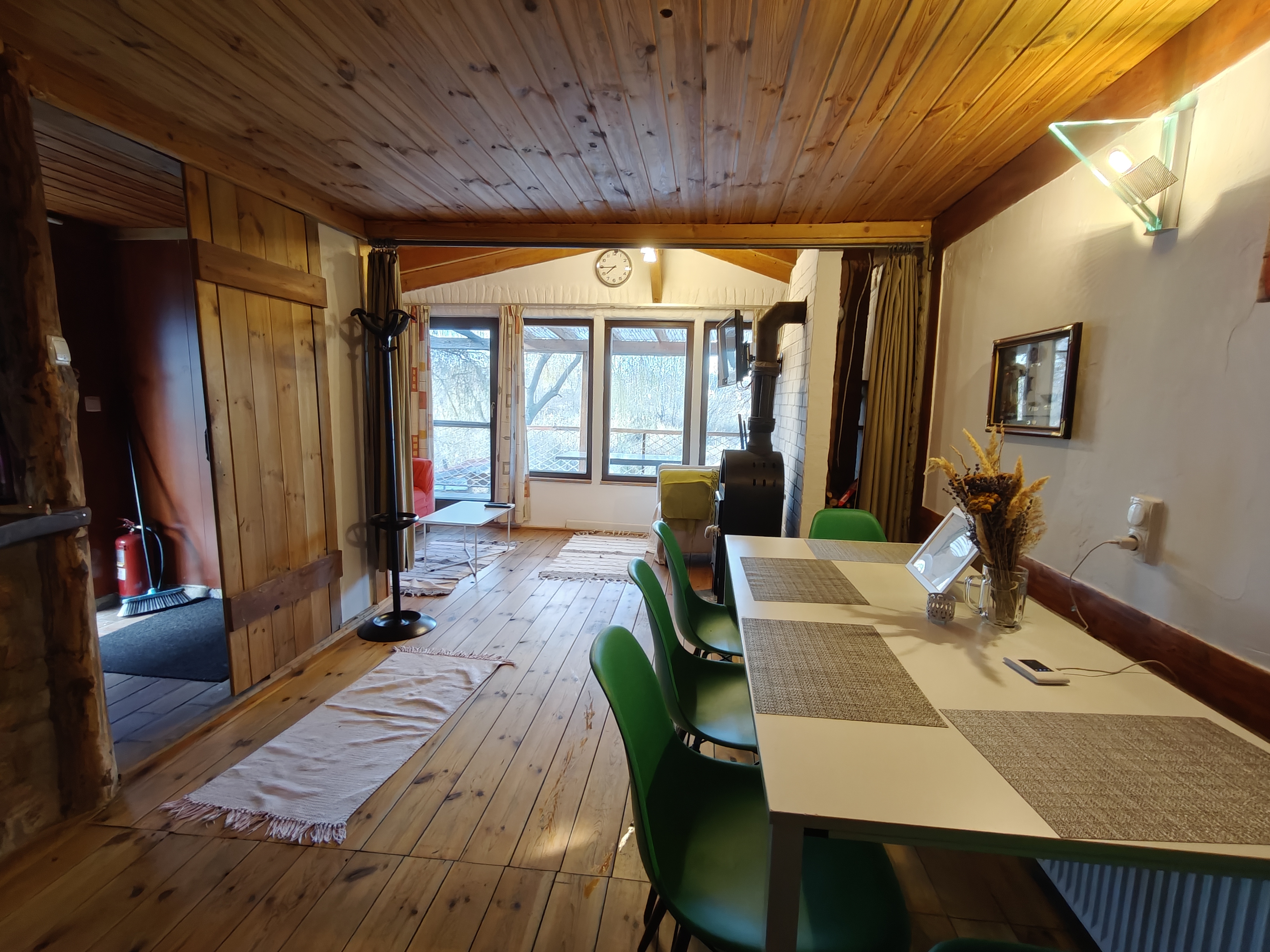 Nappali, étkező és kandalló a horgásztanyában