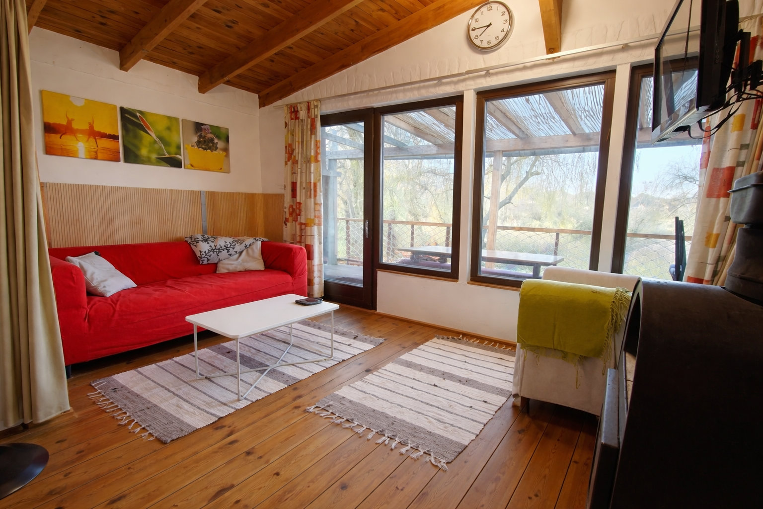 Hangulatos nappali nagy ablakokkal, kilátással a vízre