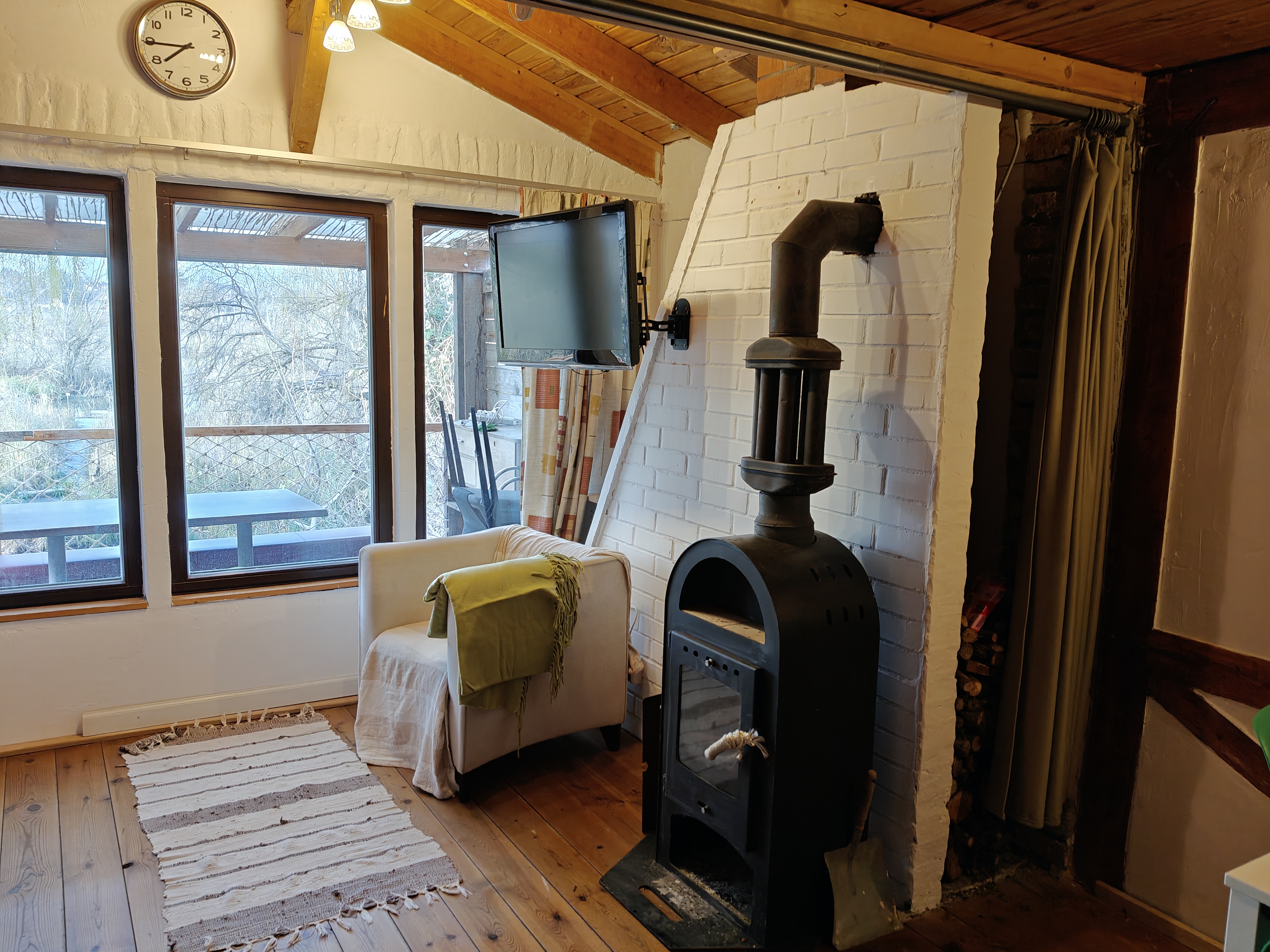 Hangulatos nappali nagy ablakokkal, kilátással a vízre