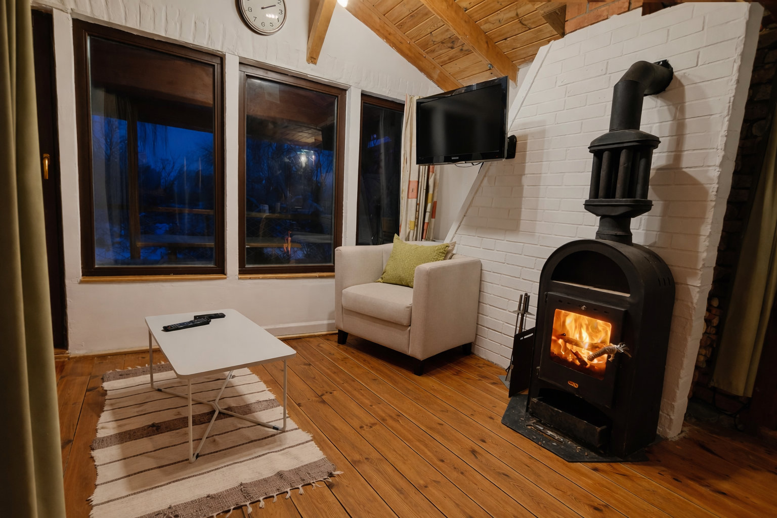 A horgásztanya nappali kandallóval