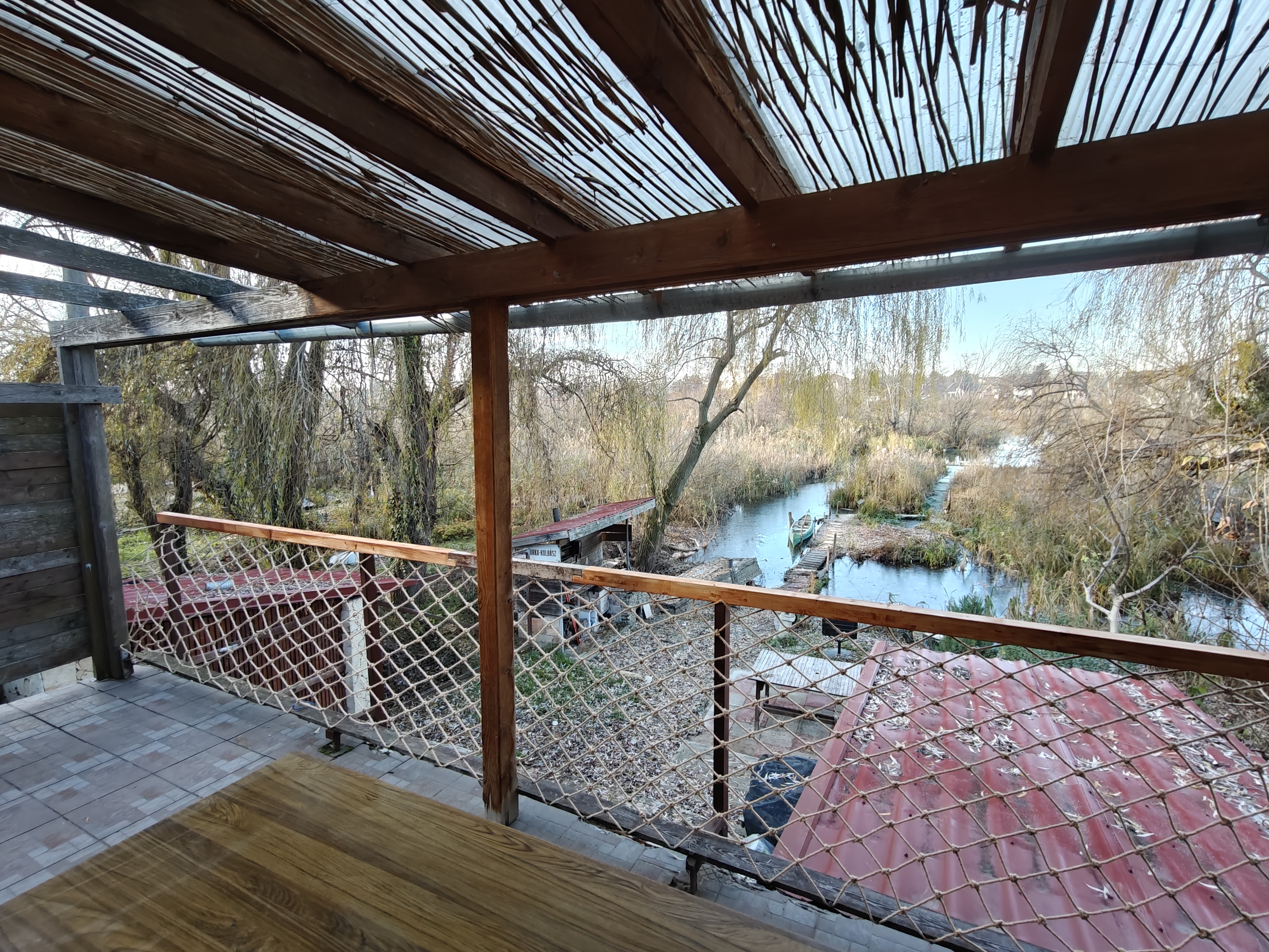 Kiadó horgásztanya Fedett terasz és kilátás a vízre