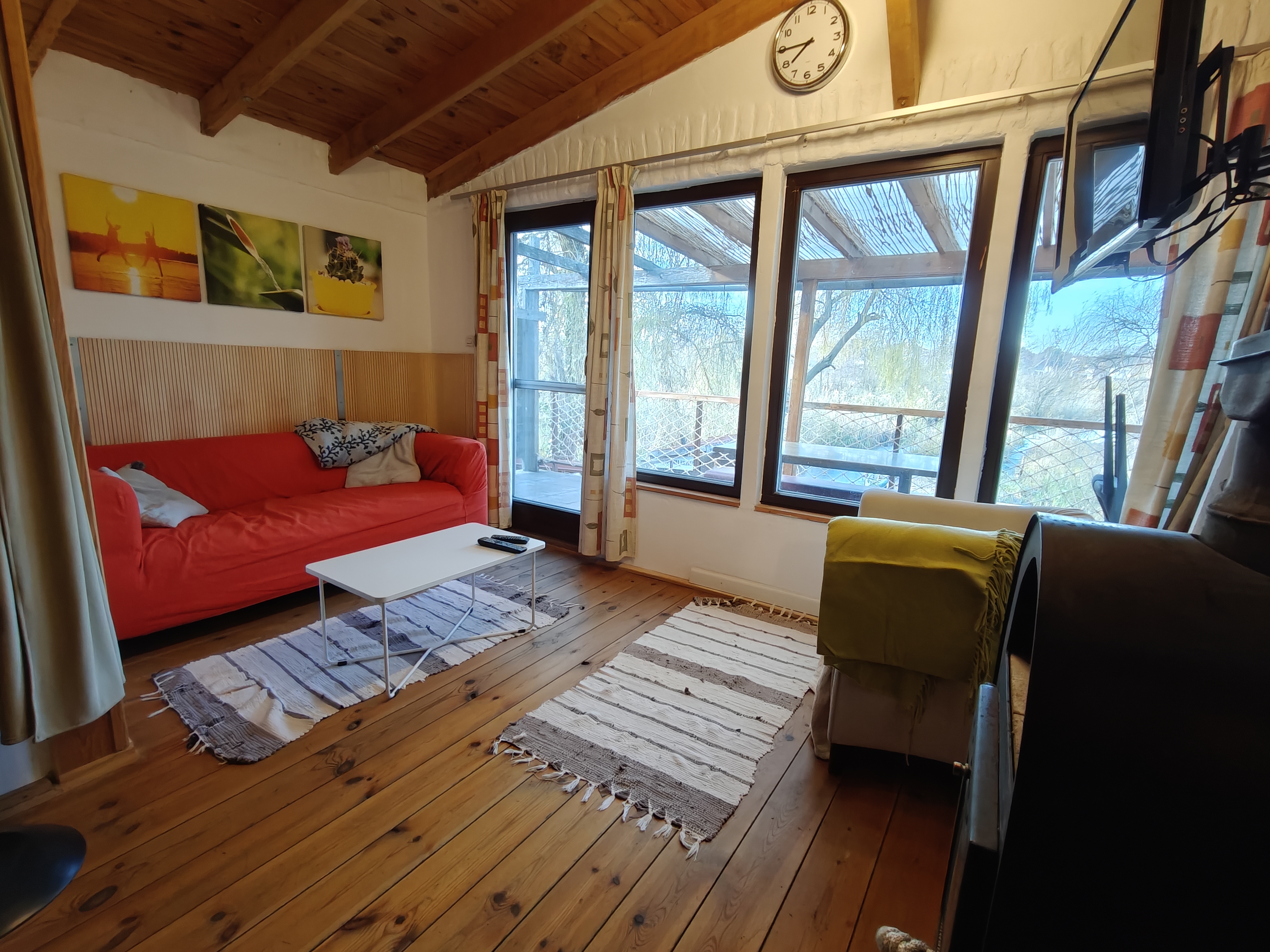 Nappali kanapéval és faliképekkel