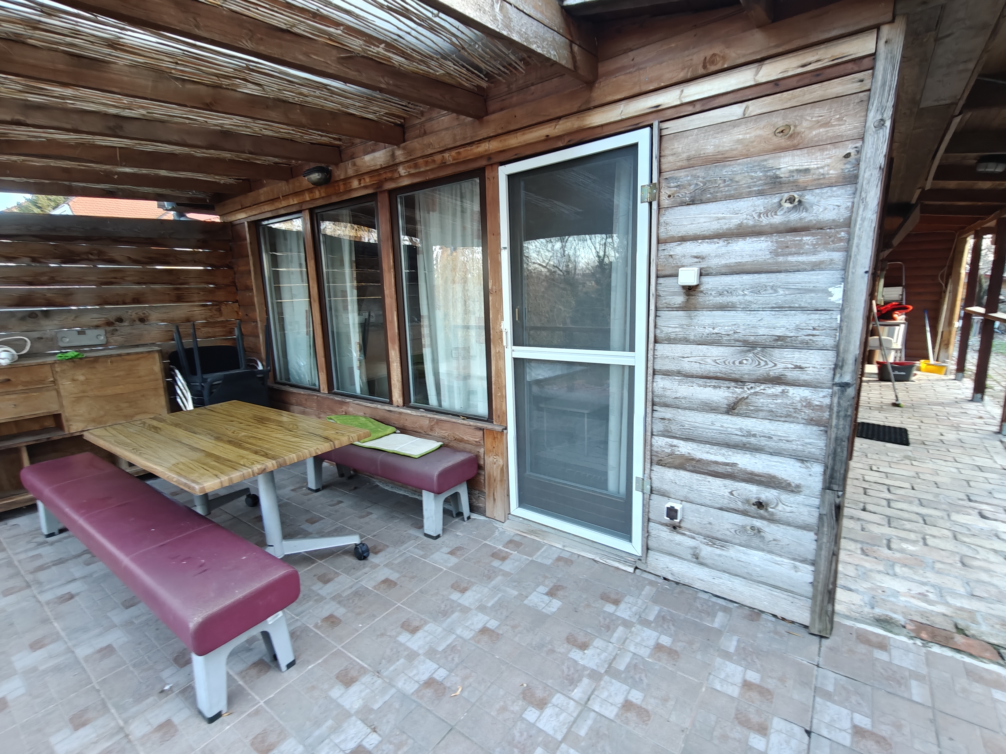 Fedett terasz asztallal és paddal